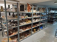 Etageres d'objets de brocante chez Second-Life à Yffiniac